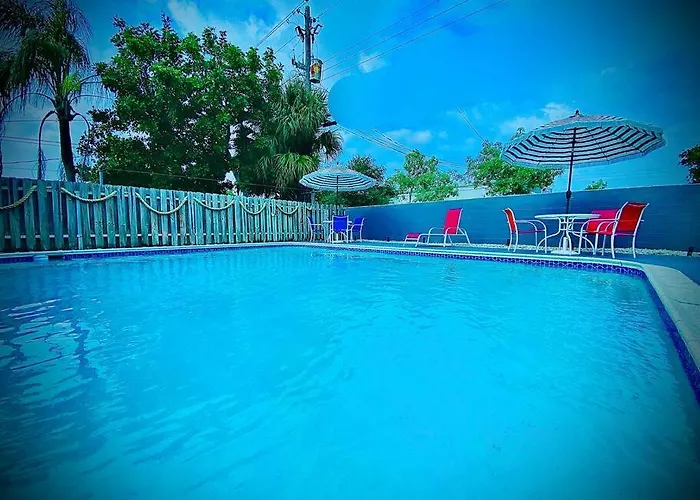 Secret Serenity! Roomy! Pool! 5 Min From Beach!