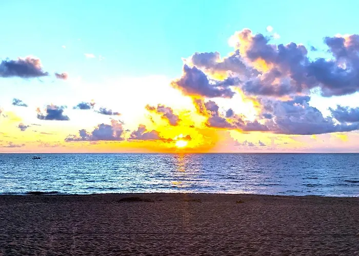 Paradise Awaits! Beach, King Bed, Private Yard & Workspace